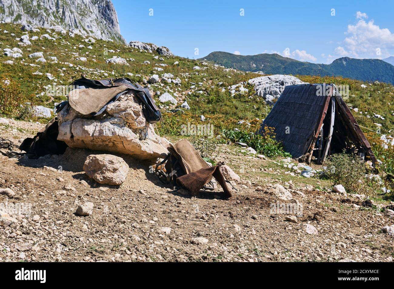 Atelier temporaire de Saddler dans les montagnes pendant la saison estivale de pâturage dans les pâturages des hautes terres du Caucase, en Russie Banque D'Images