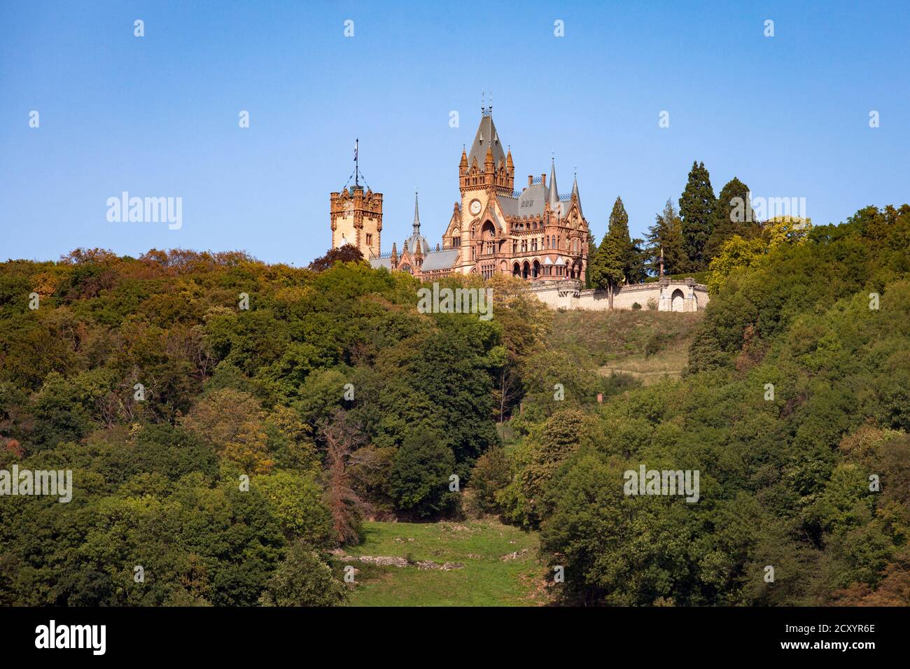 château de Drachenburg sur la colline de Drachenfels au-dessus de Koenigswinter, Rhin, Rhénanie-du-Nord-Westphalie, Allemagne. Schloss Drachenburg am Drachenfels oberhalb Banque D'Images