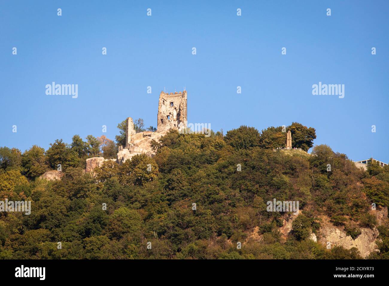 Les ruines du château de Drachenburg sur la colline de Drachenfels au-dessus de Koenigswinter, Rhin, Rhénanie-du-Nord-Westphalie, Allemagne. Ruine von Schloss Drachenburg Banque D'Images