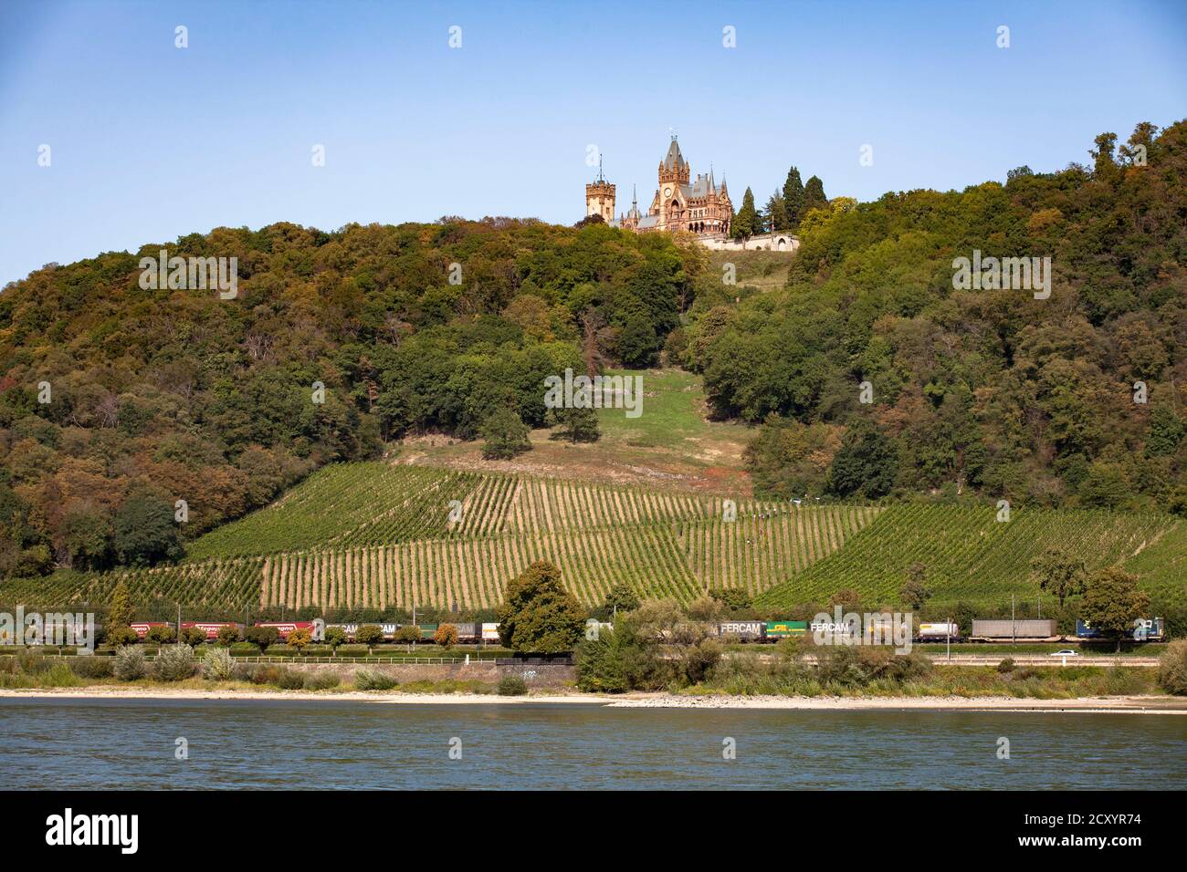 château de Drachenburg sur la colline de Drachenfels au-dessus de Koenigswinter, Rhin, Rhénanie-du-Nord-Westphalie, Allemagne. Schloss Drachenburg am Drachenfels oberhalb Banque D'Images