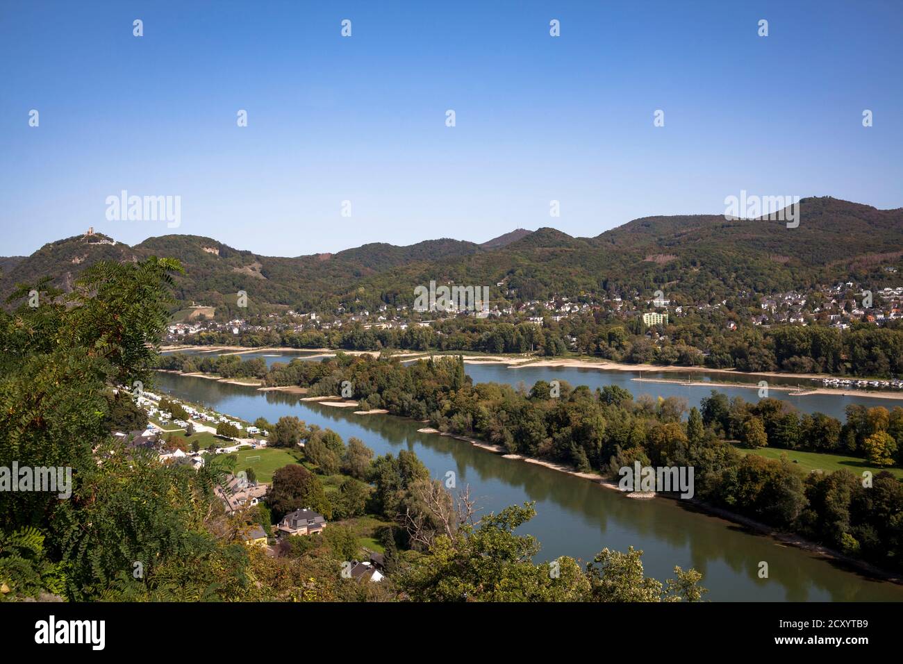 Vue depuis l'arche de Roland à Remagen-Rolandswerth jusqu'à l'île du Rhin de Nonnenwerth et la ville de Bad Honnef, en Allemagne. Blick vom Rolandsbogen dans Remage Banque D'Images