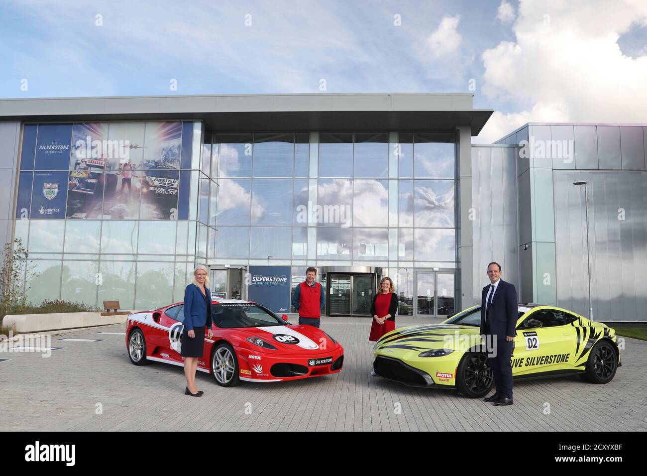 Towcester, Northamptonshire, Royaume-Uni. 1er octobre 2020. Greg Smith, député de Buckingham, et Amanda Milling, co-présidente du parti conservateur, ont visité aujourd'hui le musée Silverstone Experience du circuit Silverstone pour rencontrer Stuart Pringle, directeur général du circuit Silverstone et Sally Reynolds, directrice générale de Silverstone Experience. Photo de gauche à droite - Amanda Milling, Stuart Pringle, Sally Reynolds et Greg Smith Credit Jakob Ebrey / Alamy Live News Banque D'Images