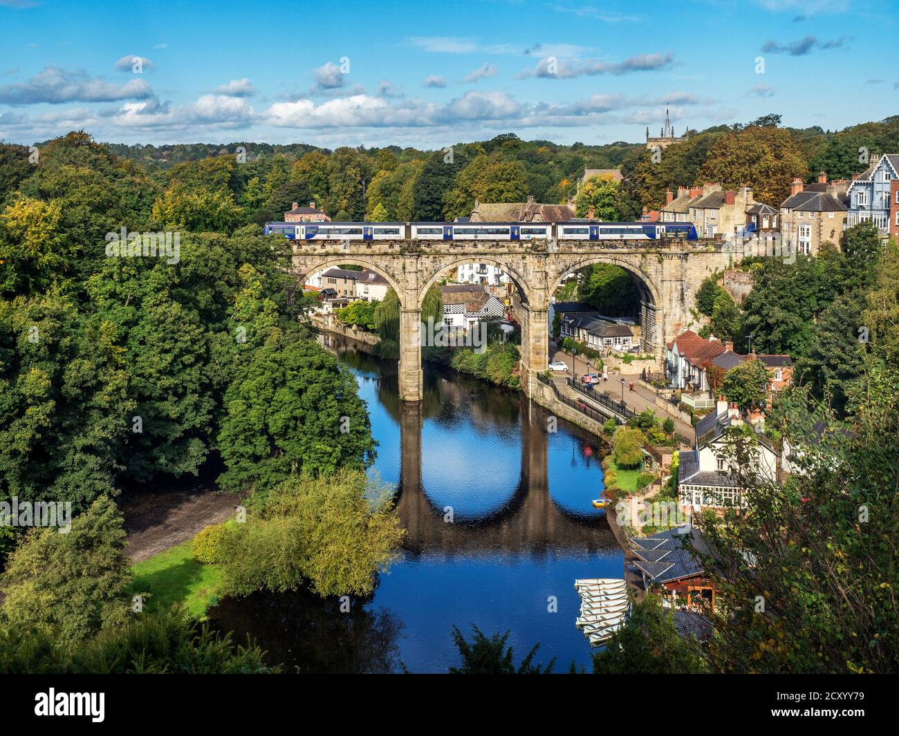 Train de voyageurs traversant le viaduc de chemin de fer victorien de l'autre côté de la rivière Nidd au début de l'automne Knaresborough North Yorkshire England Banque D'Images