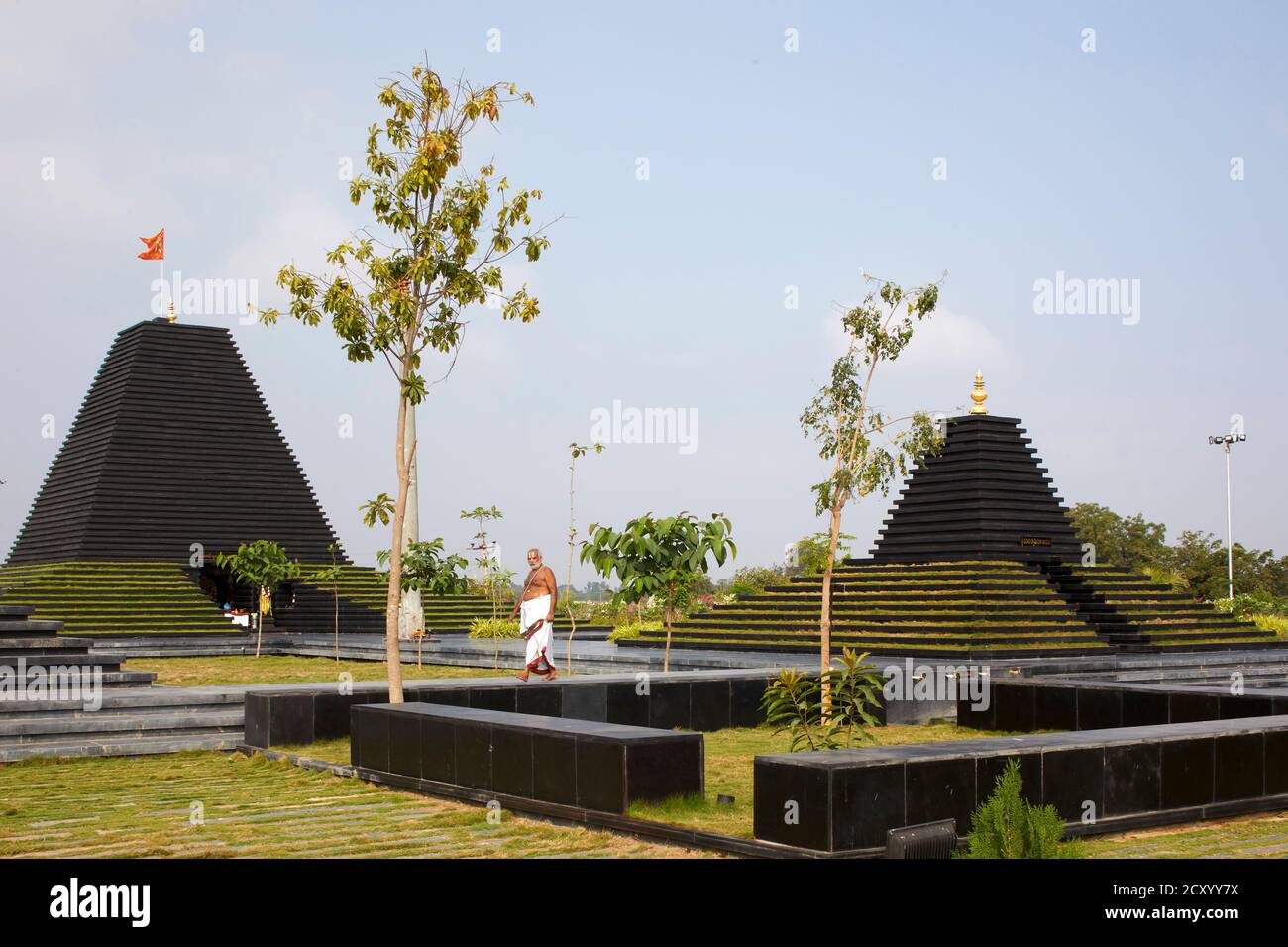 Vue globale avec prêtre. Temple Balaji, Andhra Pradesh, Inde. Architecte: Sameep Padora et associés , 2020. Banque D'Images