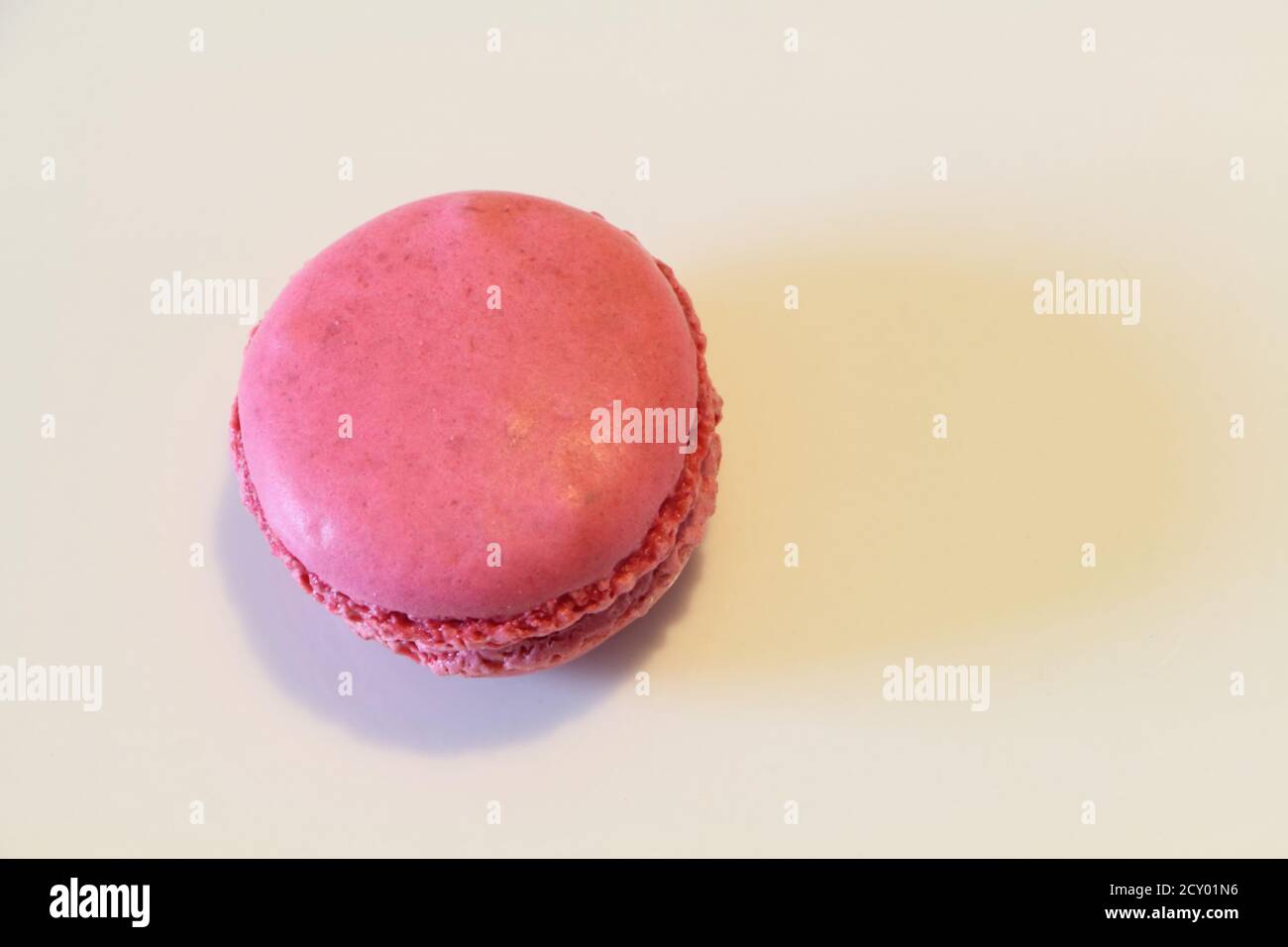 Pâtisserie traditionnelle de France : macaron de framboise rose Banque D'Images