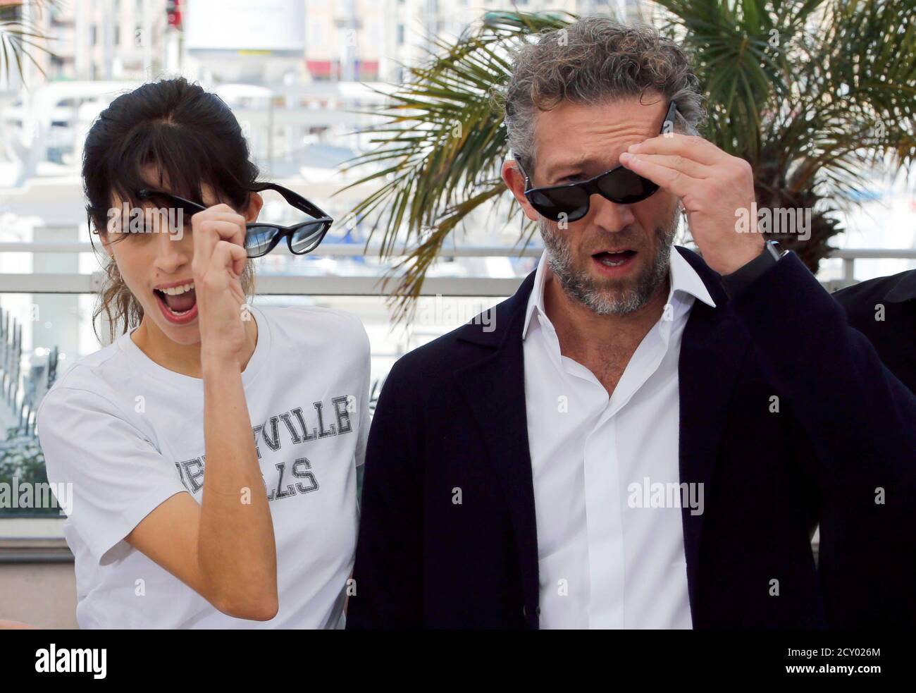 Le réalisateur Maiwenn (L) et l'acteur Vincent Cassel retirent leurs lunettes  de soleil lors d'une séance photo pour le film « mon roi » en compétition au  68e Festival de Cannes, dans