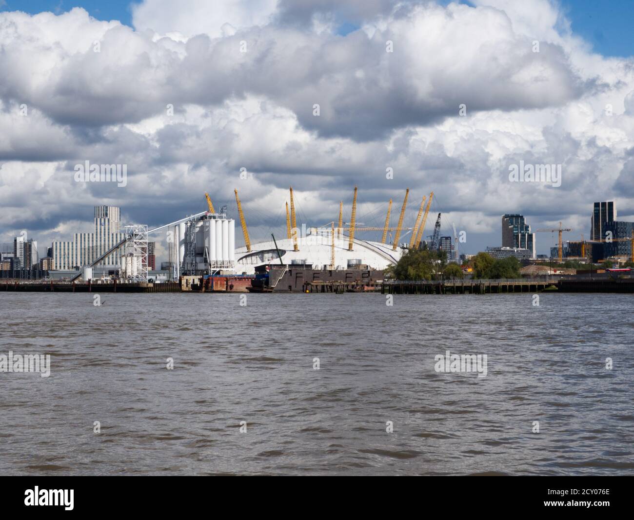 L'O2 concert Arena, anciennement le Millenium Dome. Greenwich Peninsula dans les Docklands de Londres. Impressionnant site de Londres. Téléphérique Emirates. Banque D'Images