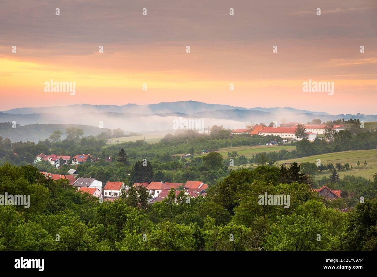 Soirée brumeuse au village de Komna dans le quartier d'Uherske Hradiste, République tchèque. Banque D'Images