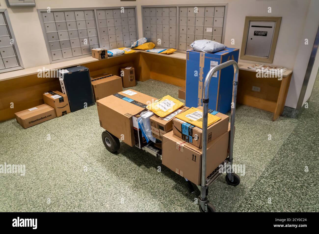 Les largesses du shopping en ligne sont parsemées de boîtes aux lettres dans un immeuble d'appartements à New York le samedi 19 septembre 2020. (© Richard B. Levine) Banque D'Images