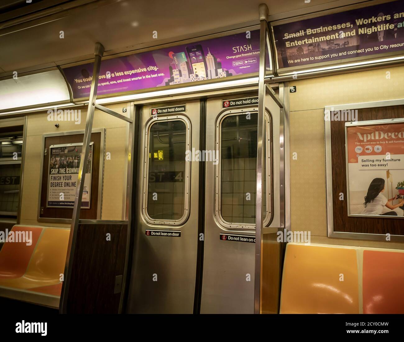 Publicité pour Stash, une start-up financière personnelle fintech, dans le métro de New York le samedi 19 septembre 2020. La stash permet aux utilisateurs d'investir progressivement de petites quantités dans des parts fractionnaires d'actions et d'ETF. (© Richard B. Levine) Banque D'Images
