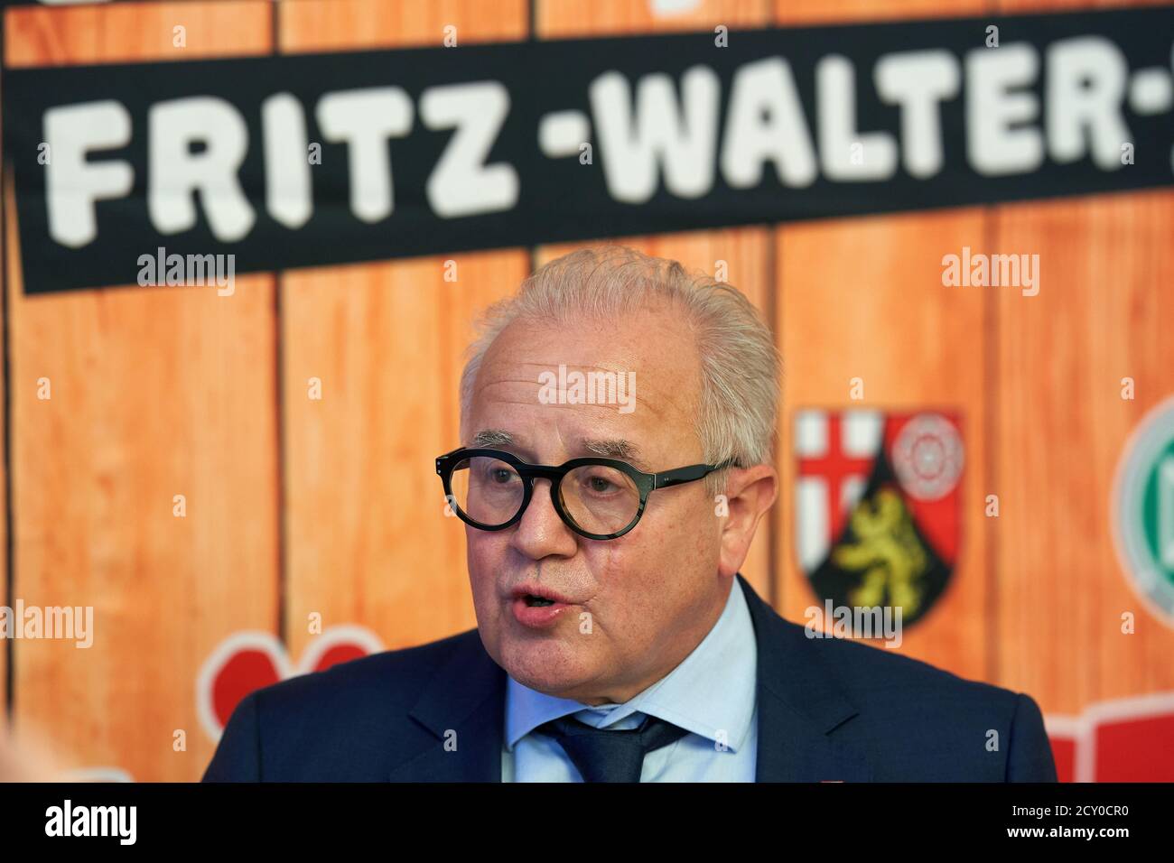 Mayence, Allemagne. 1er octobre 2020. Le président du DFB, Fritz Keller, assiste à la présentation d'un timbre pour marquer le 100e anniversaire de Fritz Walter. Avec Fritz Walter comme capitaine, l'équipe nationale allemande de football a remporté la coupe du monde 1954. Crédit : Thomas Frey/dpa/Alay Live News Banque D'Images