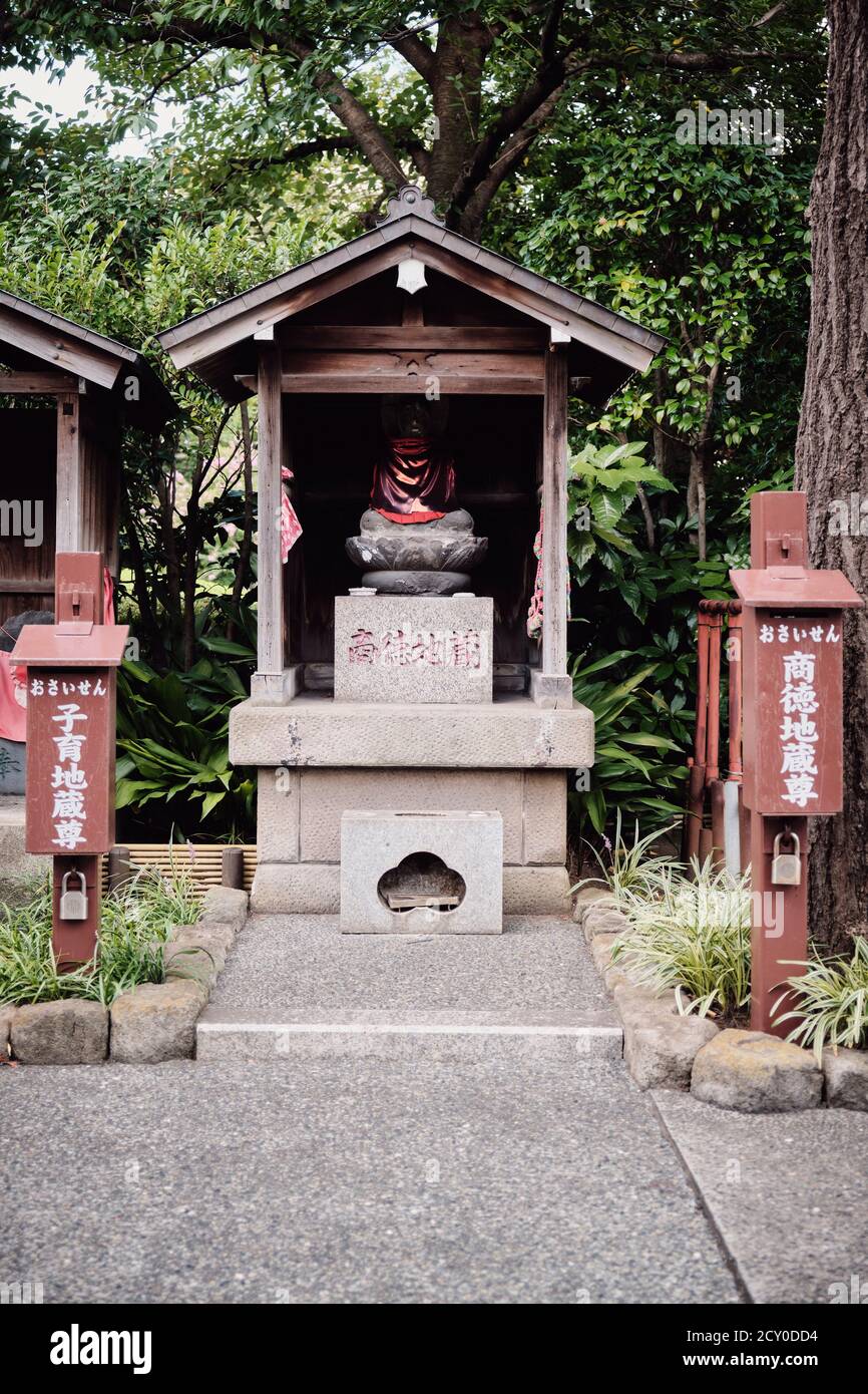 Petit autel au temple d'Asakusa (Sensoji) à Tokyo, Japon Banque D'Images