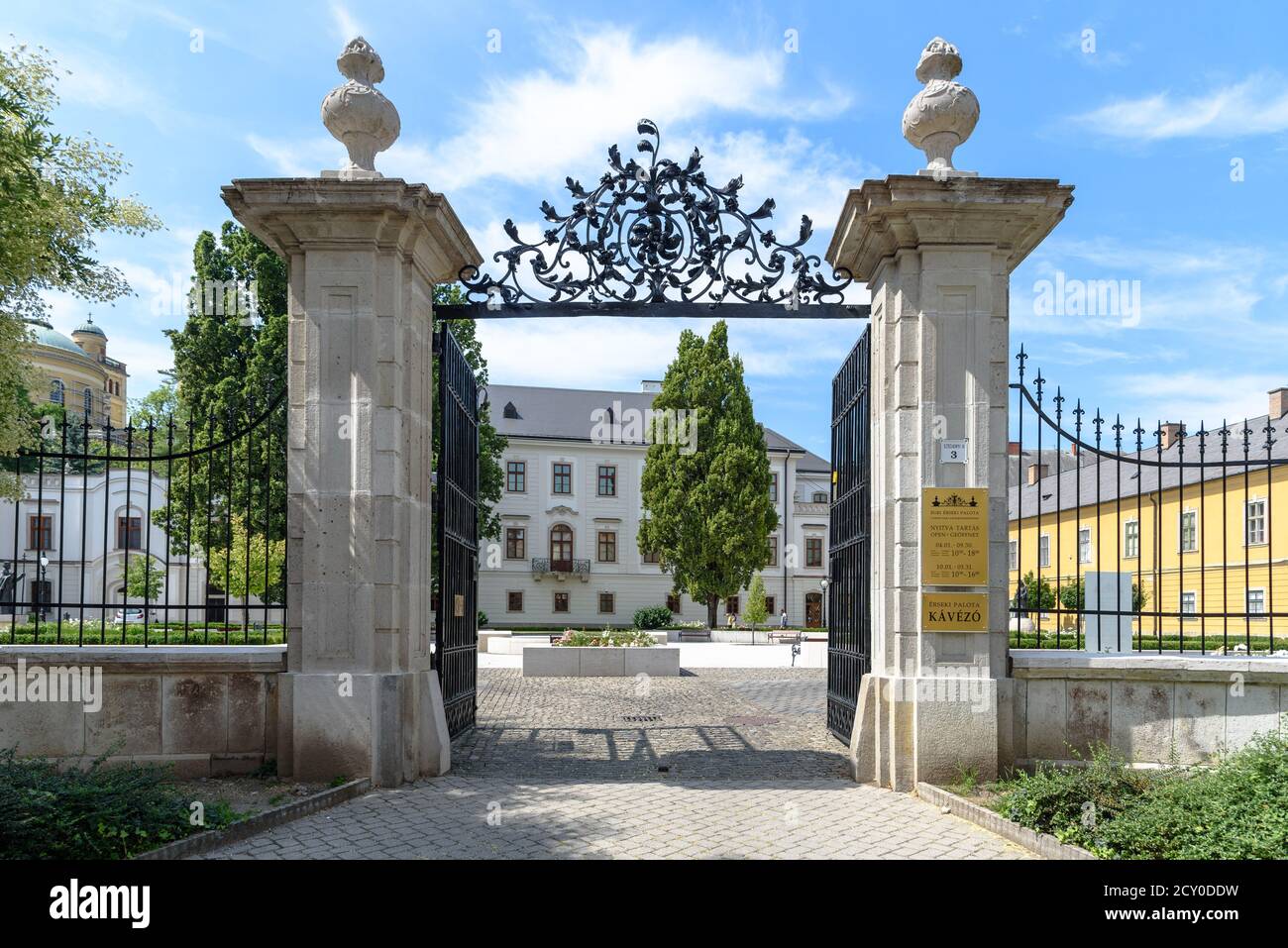 La porte de la cour du Palais de l'Archevêque à Eger, Hongrie Banque D'Images