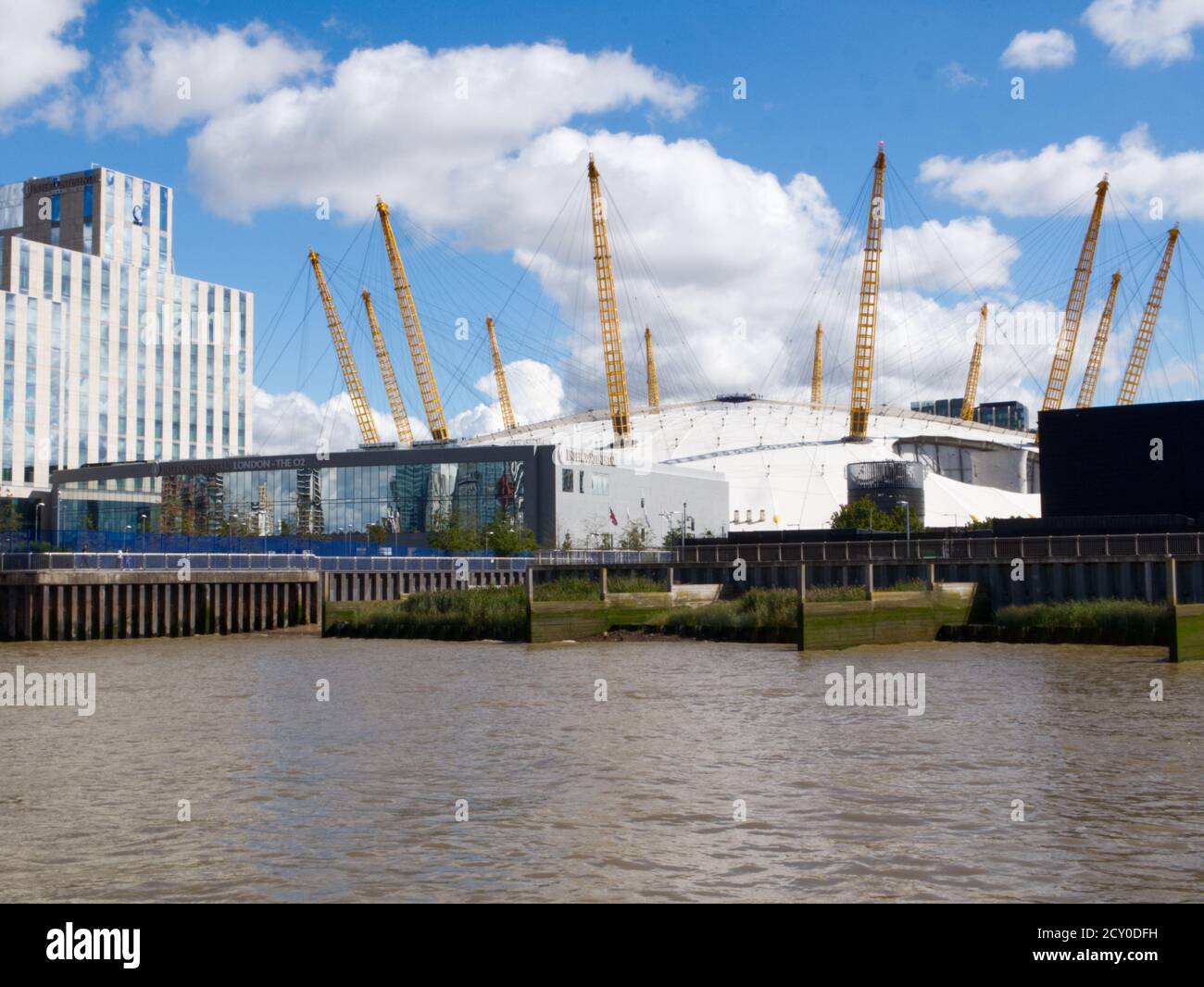 L'O2 concert Arena, anciennement le Millenium Dome. Greenwich Peninsula dans les Docklands de Londres. Impressionnant site de Londres. Téléphérique Emirates. Banque D'Images