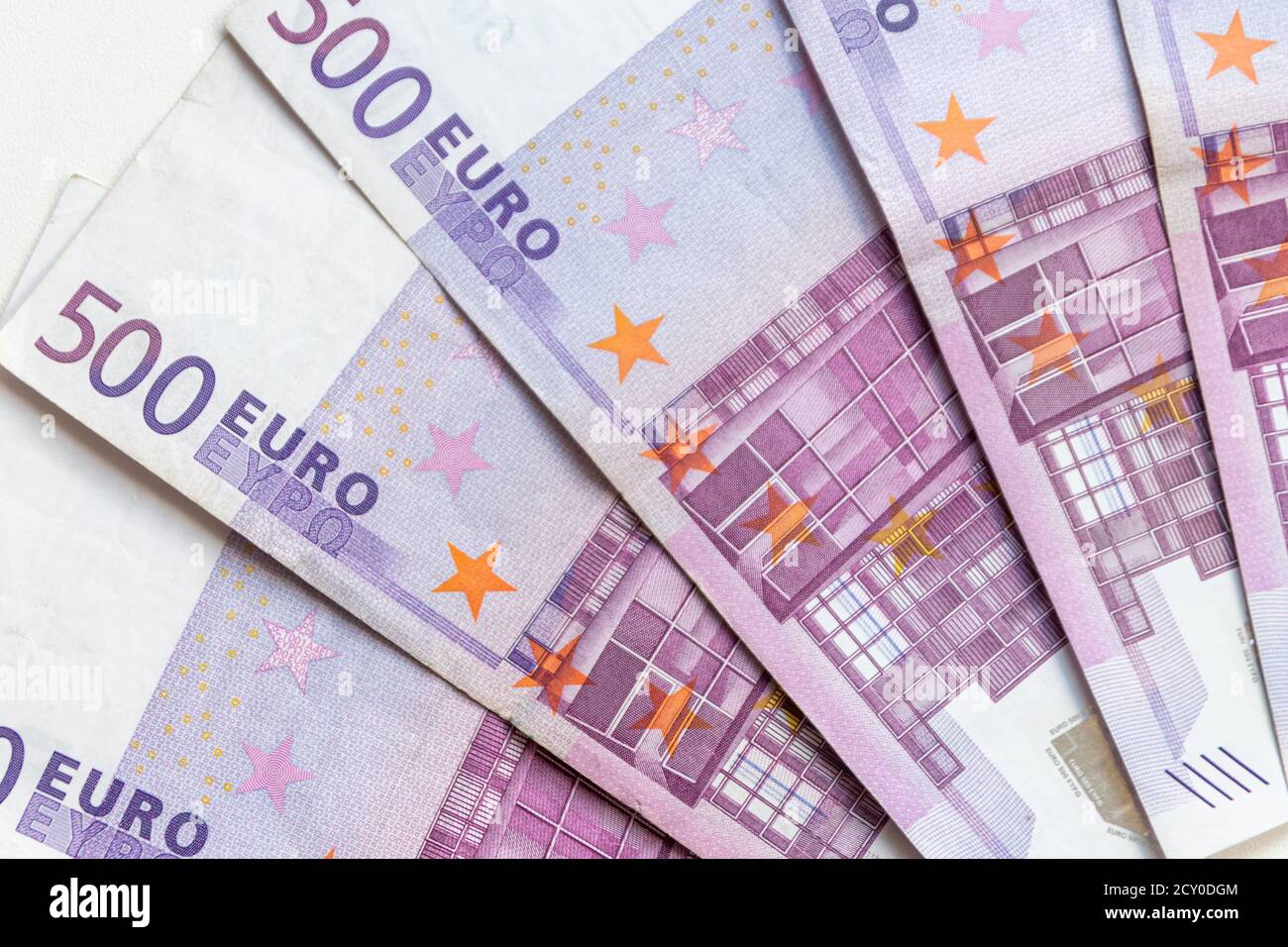 Bouquet d'argent européen avec 500 euros de billets de banque montrent la finance internationale avec l'euro et l'europe comme marché financier et le commerce financier dans un monde Banque D'Images