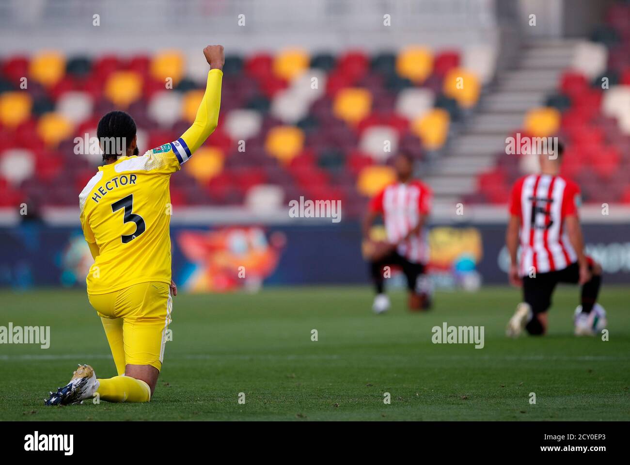 Michael Hector de Fulham (à gauche) prend un genou pour soutenir le mouvement Black Lives Matter avant le quatrième tour de la Carabao Cup au Brentford Community Stadium, Londres. Banque D'Images