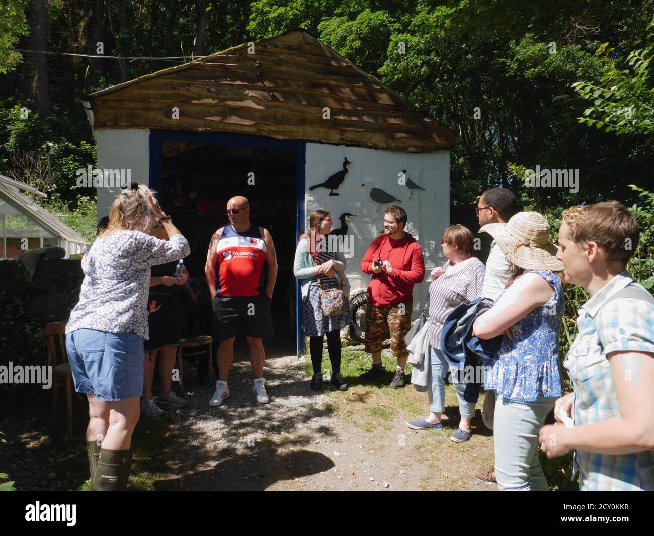 Les visiteurs écoutent un discours des gardes de St George ou de l'île Looe, en Cornouailles. Banque D'Images