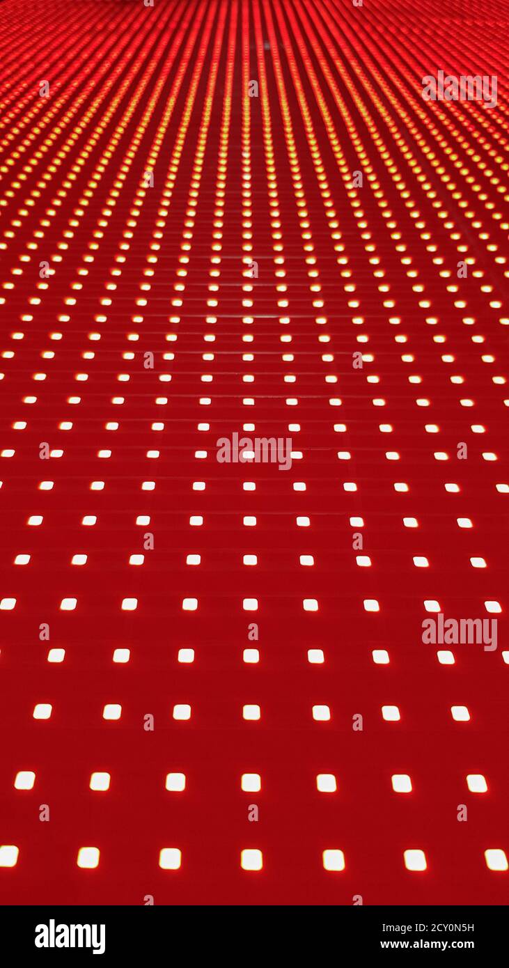 Texture du panneau d'écran LED RVB. Gros plan d'un écran LED de pixels avec bokeh pour fond d'écran. Arrière-plan abstrait rouge vif idéal pour tous les modèles Banque D'Images
