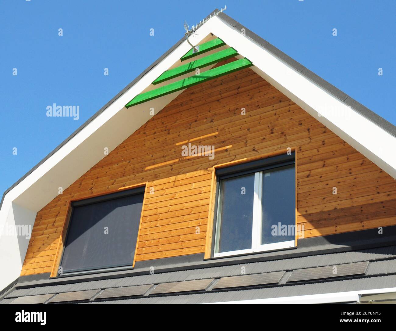 Stores d'intérieur protection contre le soleil extérieur. Fenêtres dans la nouvelle moderne passive House façade mur en bois avec volets fermé et ouvert à l'extérieur. Banque D'Images