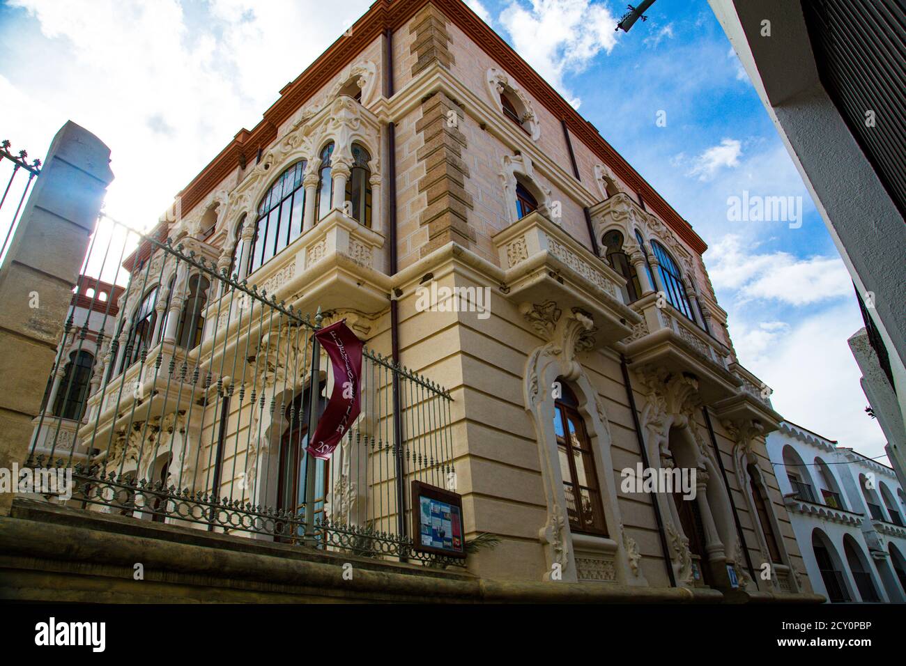 Façade de maison avec beaucoup d'ornements et trois étages Banque D'Images