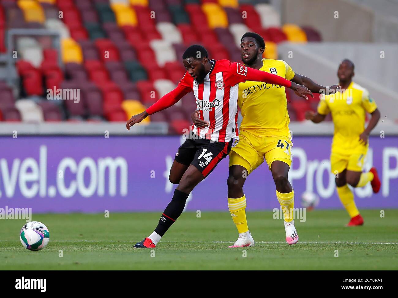 Josh Dasilva de Brentford (à gauche) et Aboubakar Kamara de Fulham se disputent le ballon lors du quatrième tour de la Carabao Cup au Brentford Community Stadium, à Londres. Banque D'Images