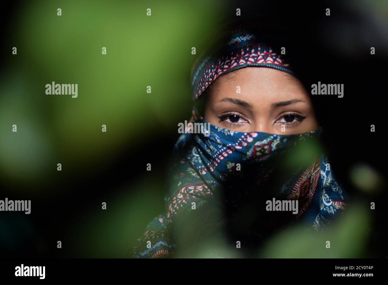 Jeune femme portant un hijab Banque D'Images