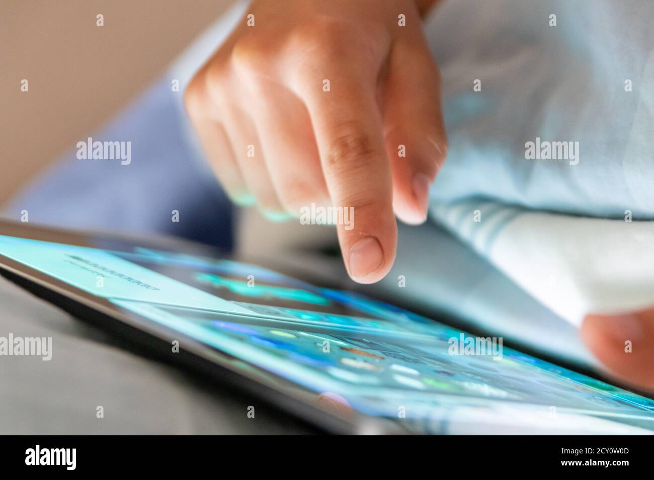 L'enfant utilise une tablette avec sa main au bout des doigts avant aller au lit et cause de mauvais sommeil et de rêves avec les jeux et les médias intelligents comme divertissement mobile Banque D'Images