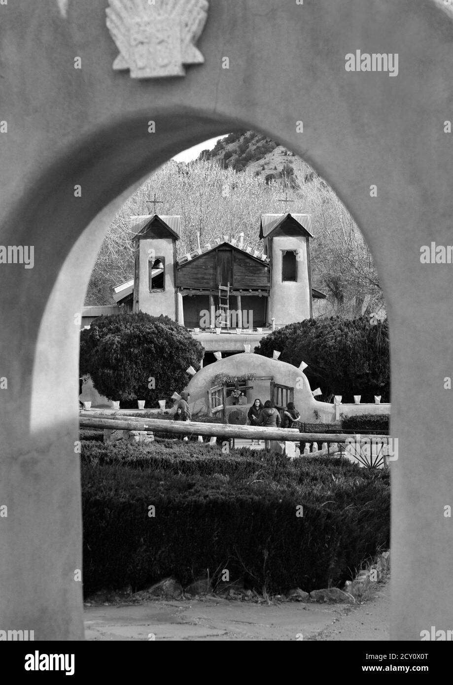 Les touristes et les adorateurs visitent le Santuario de Chimayo