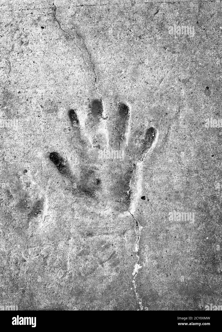 Des empreintes de main placées dans du ciment frais avant de sécher à Santa Fe, Nouveau-Mexique. Banque D'Images