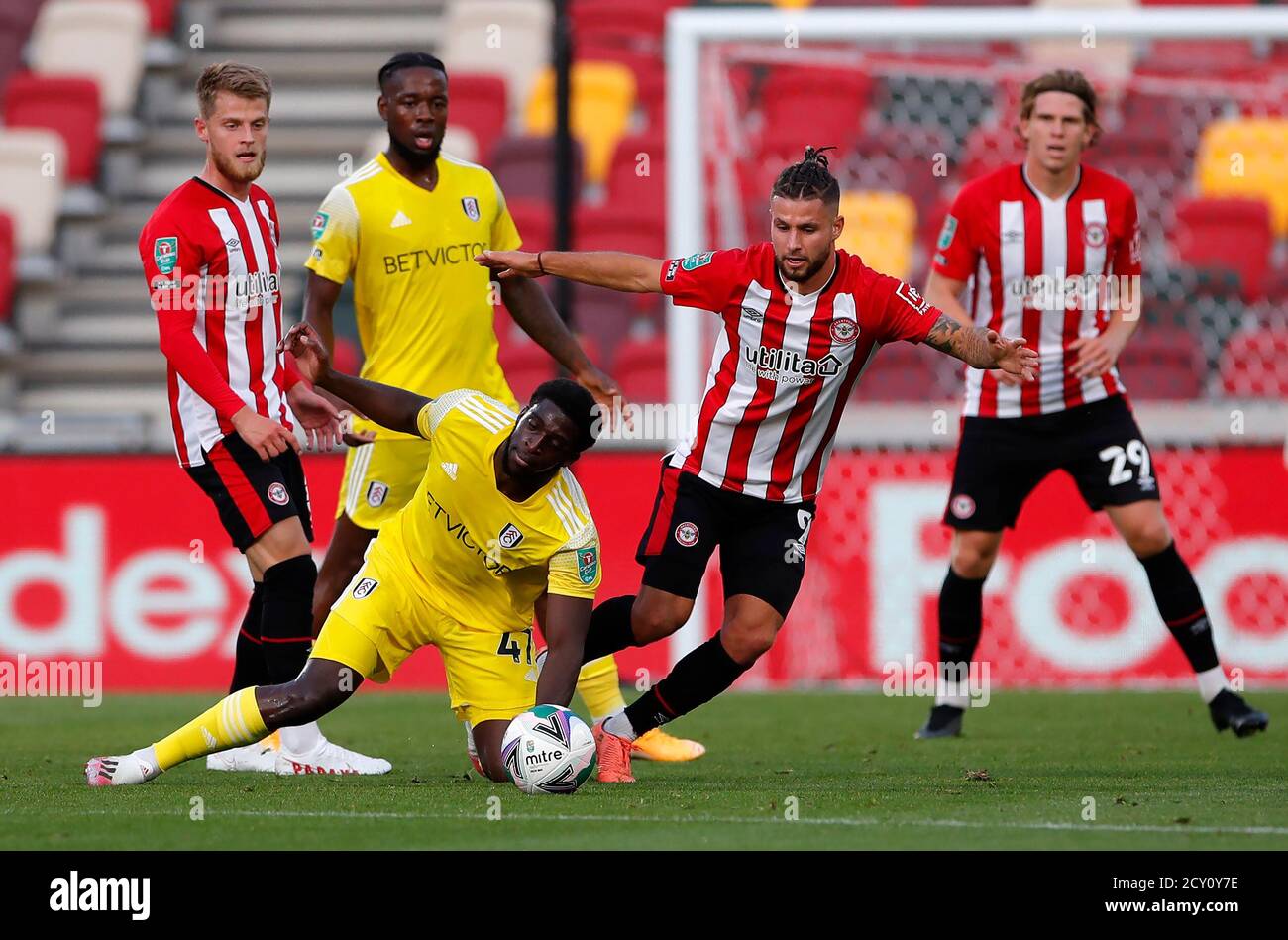 L'Aboubakar Kamara (terre) de Fulham réagit à un défi lors du quatrième tour de la Carabao Cup au Brentford Community Stadium, à Londres. Banque D'Images