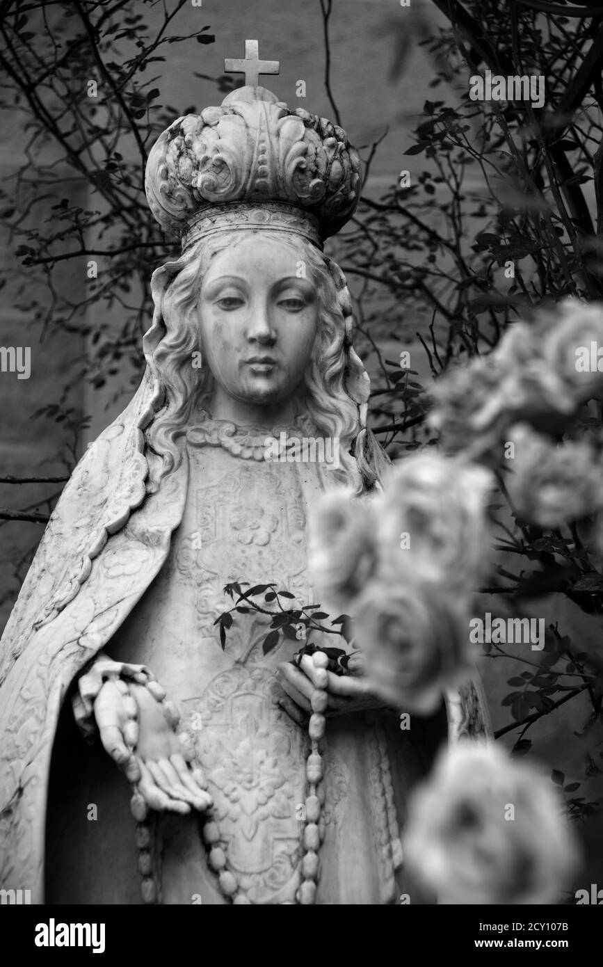 Une statue en pierre de la Conquistadora, ou Vierge Marie, à la basilique de la cathédrale Saint François d'Assise à Santa Fe, Nouveau-Mexique, Etats-Unis. Banque D'Images