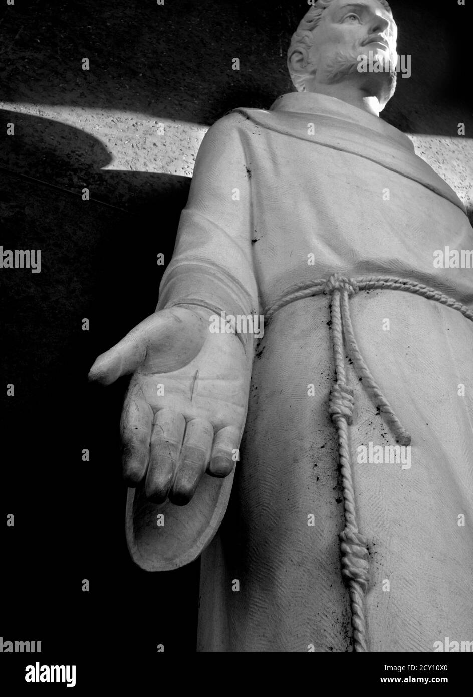 Une statue de Saint François d'Assise avec des mains d'aide exhace à la basilique de Saint François à Santa Fe, Nouveau-Mexique Banque D'Images