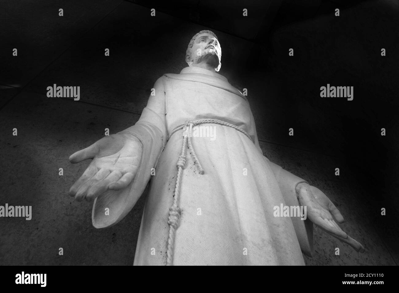 Une statue de Saint François d'Assise avec des mains d'aide exhace à la basilique de Saint François à Santa Fe, Nouveau-Mexique Banque D'Images