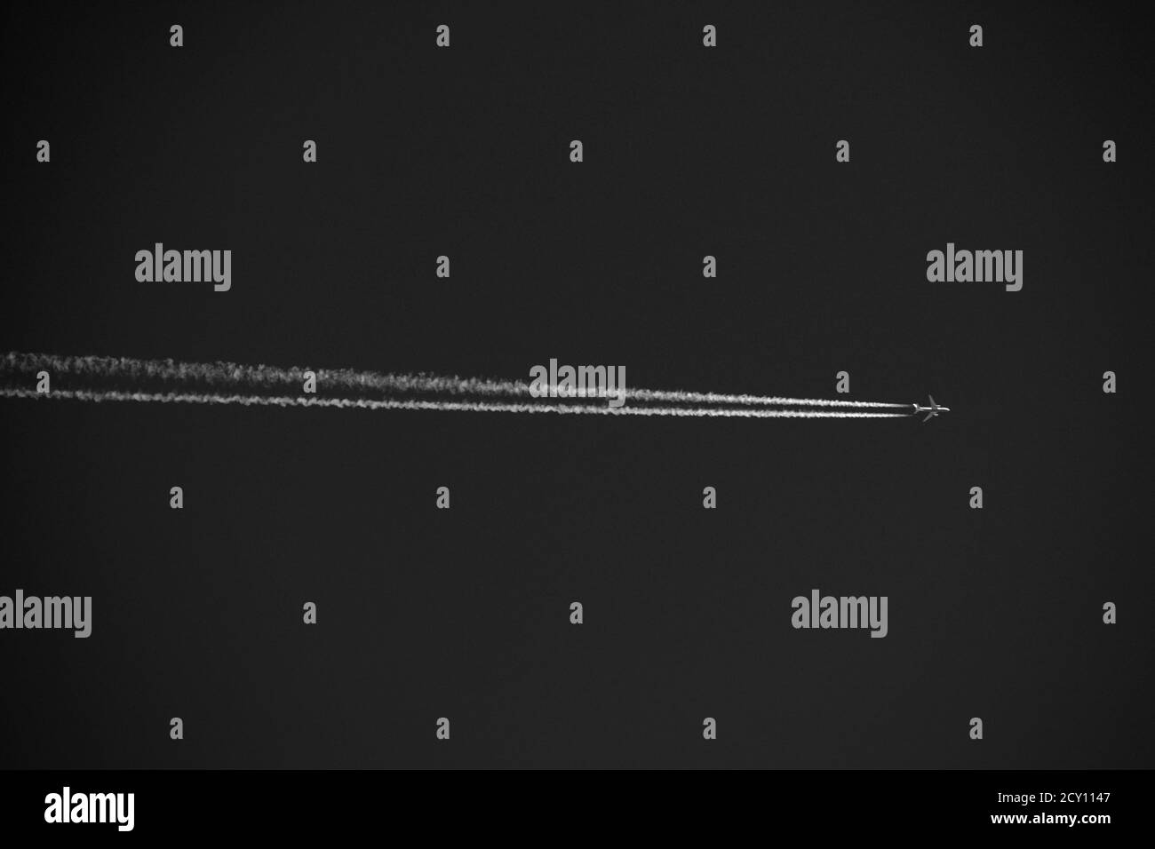 Un avion à réaction de passager quitte un sentier contrail ou Vapor alors qu'il vole au-dessus du sud-ouest américain. Banque D'Images