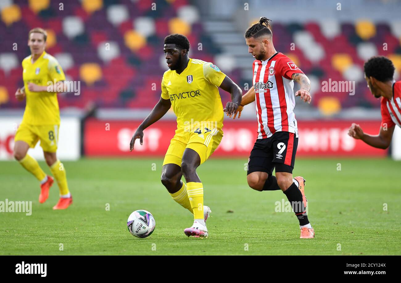 L'Aboubakar Kamara de Fulham (à gauche) et Emiliano Marcondes de Brentford en action lors du quatrième tour de la coupe Carabao au stade communautaire Brentford, Londres. Banque D'Images