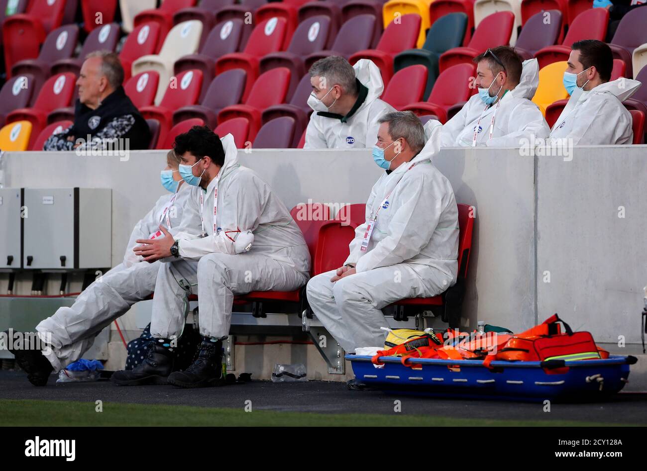 Le personnel médical de l'EPI est à l'affût des stands lors du quatrième tour de la Carabao Cup au Brentford Community Stadium, à Londres. Banque D'Images