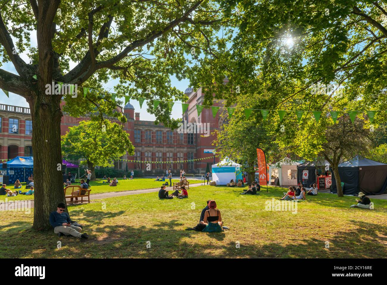 Les étudiants se détendent et se distancer socialement pendant la pandémie Covid-19, au campus de l'Université de Birmingham, lors d'une journée ensoleillée à midi durant la semaine des jeunes. Banque D'Images