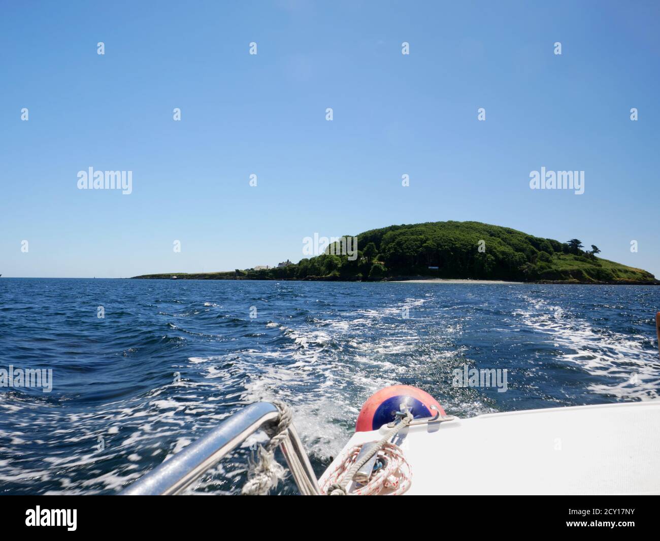 Un bateau quitte St George ou Looe Island, Cornwall. Banque D'Images