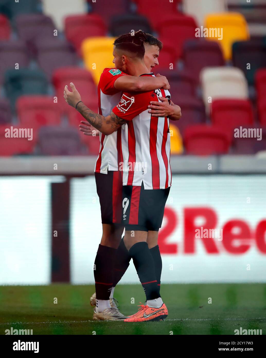 Brentford's Marcus Forss (à gauche) célèbre le premier but de son équipe lors du quatrième tour de la coupe Carabao au Brentford Community Stadium, Londres. Banque D'Images