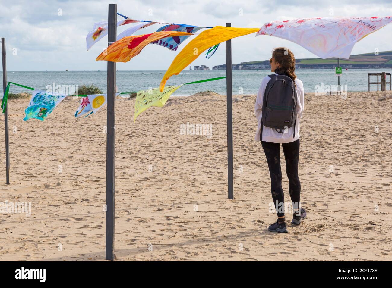 Sandbanks, Poole, Dorset Royaume-Uni. 1er octobre 2020. Parlez à la mer et au processus, qui fait partie du Festival des arts de Bournemouth by the Sea. Les membres du public peuvent participer pour réfléchir, contempler et parler à la mer de leurs sentiments en cette période difficile pendant la pandémie du coronavirus Covid-19, la mer étant un lieu contemplatif, pour méditer sur les défis et les espoirs pour l'avenir. Les messages et les scènes sont représentés sur des taies d'oreiller pour compléter l'œuvre de Luke Jerram « In Memoriam » créée à partir de plus de 100 draps. Crédit : Carolyn Jenkins/Alay Live News Banque D'Images