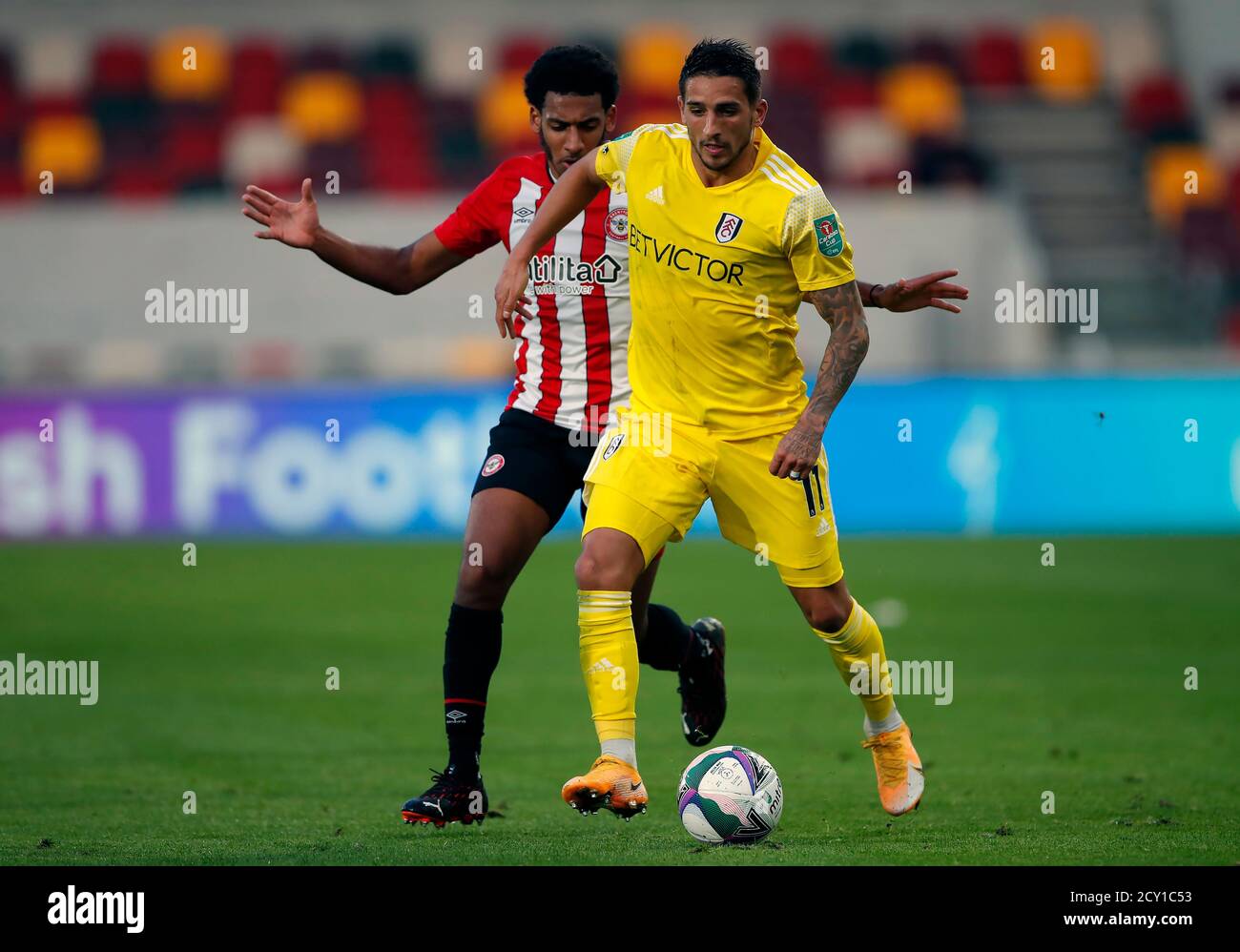 Dominic Thompson de Brentford (à gauche) et Anthony Knockaert de Fulham se battent pour le ballon lors du quatrième tour de la Carabao Cup au Brentford Community Stadium, Londres. Banque D'Images