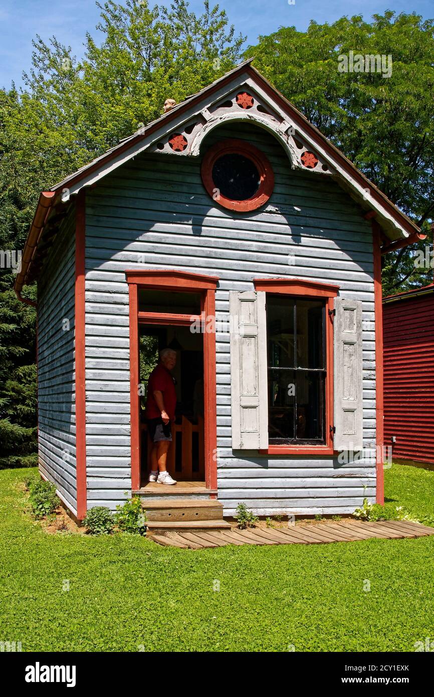 Surveyor's House, petit bâtiment; panneau en forme de patailler, gris, rouge, vieux, tête de mannequin sur le toit, Landis Valley Village and Farm Museum, Pennsylvanie, Lancast Banque D'Images