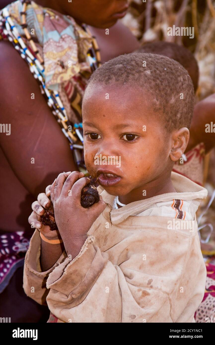 Portrait d'un petit enfant mangeant , le Hadza, ou Hadzabe - sont un groupe ethnique indigène dans le centre-nord de la Tanzanie Banque D'Images