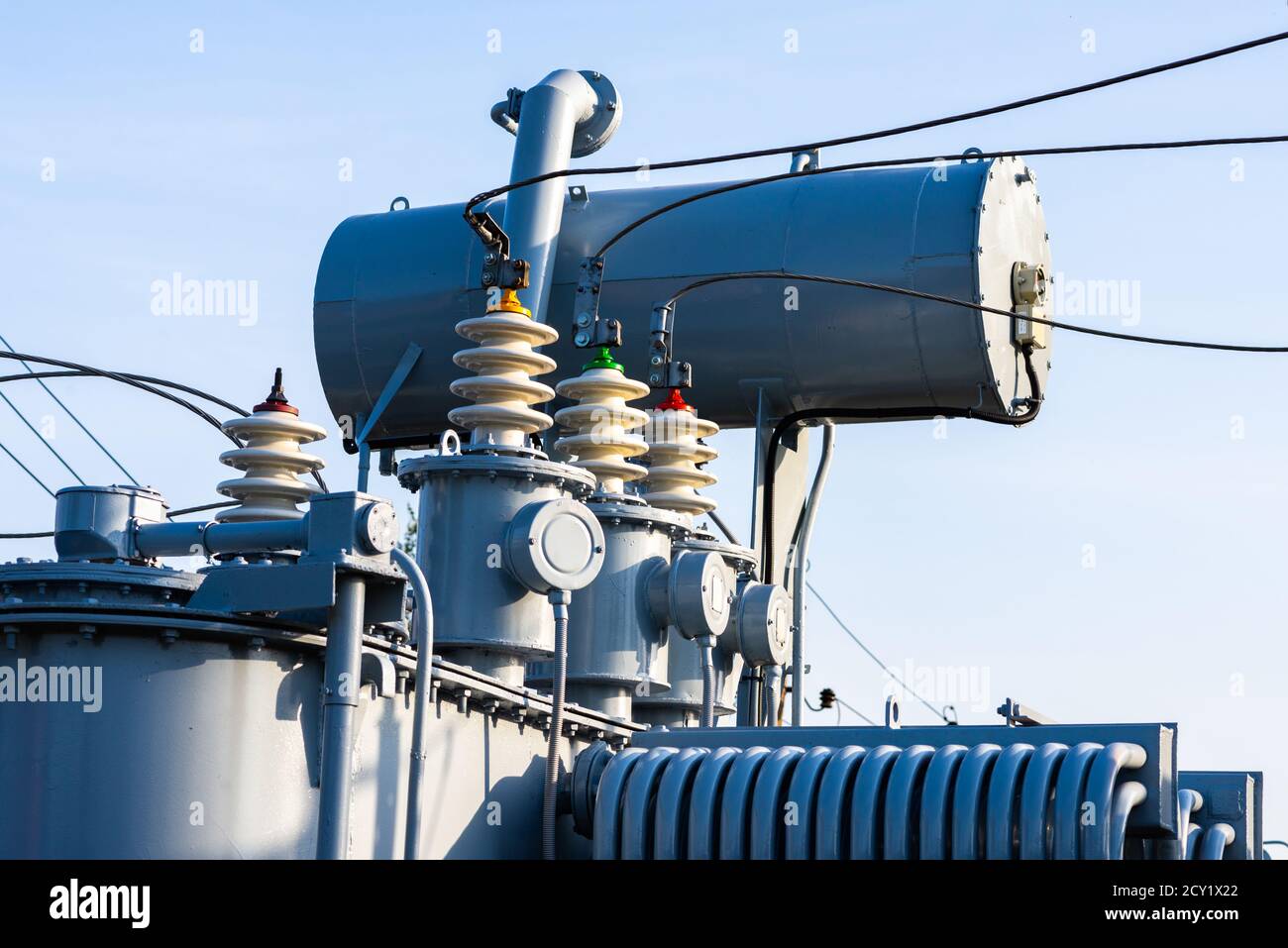 Transformateur de puissance haute tension sous-station générateur de haute tension le soir ou en plein air tôt le matin Banque D'Images