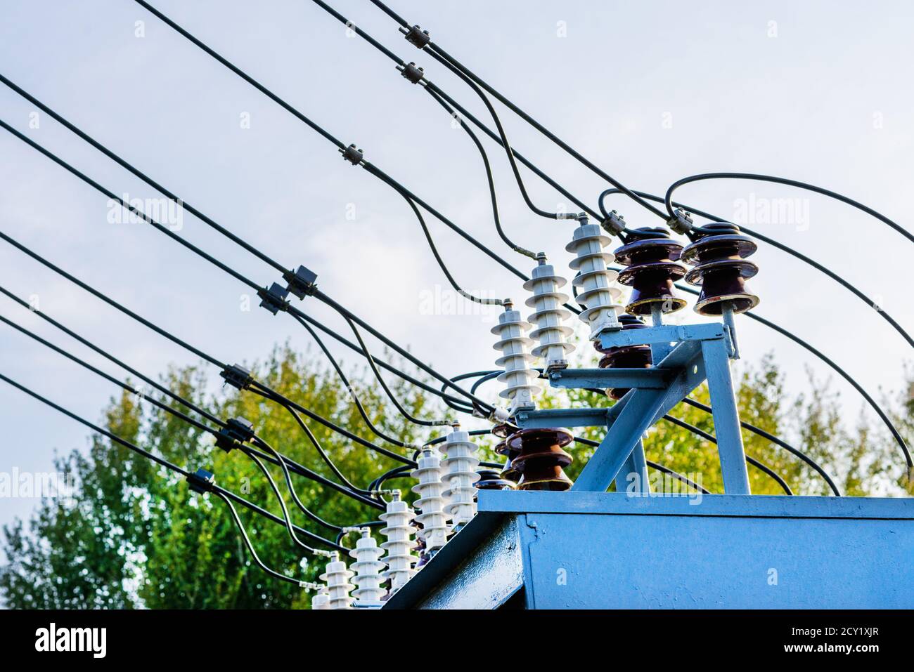 Transformateur de puissance haute tension sous-station générateur de haute tension le soir ou en plein air tôt le matin Banque D'Images
