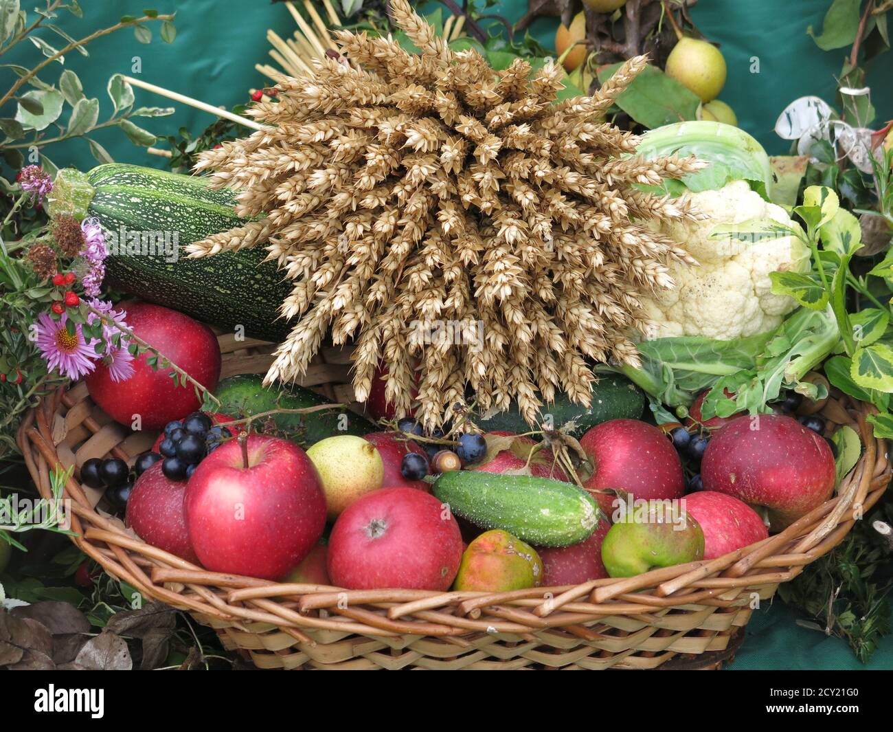 Merci: Une exposition de récolte de fruits et légumes anglais avec une  feuille de blé dans un panier en osier Photo Stock - Alamy