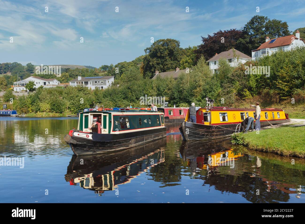 Llangollen, Denbighshire, Wales, Royaume-Uni. Bateaux sur le canal de Llangollen. Ces embarcations, connu sous le nom de narrowboats, ont été conçus spécifiquement pour th Banque D'Images