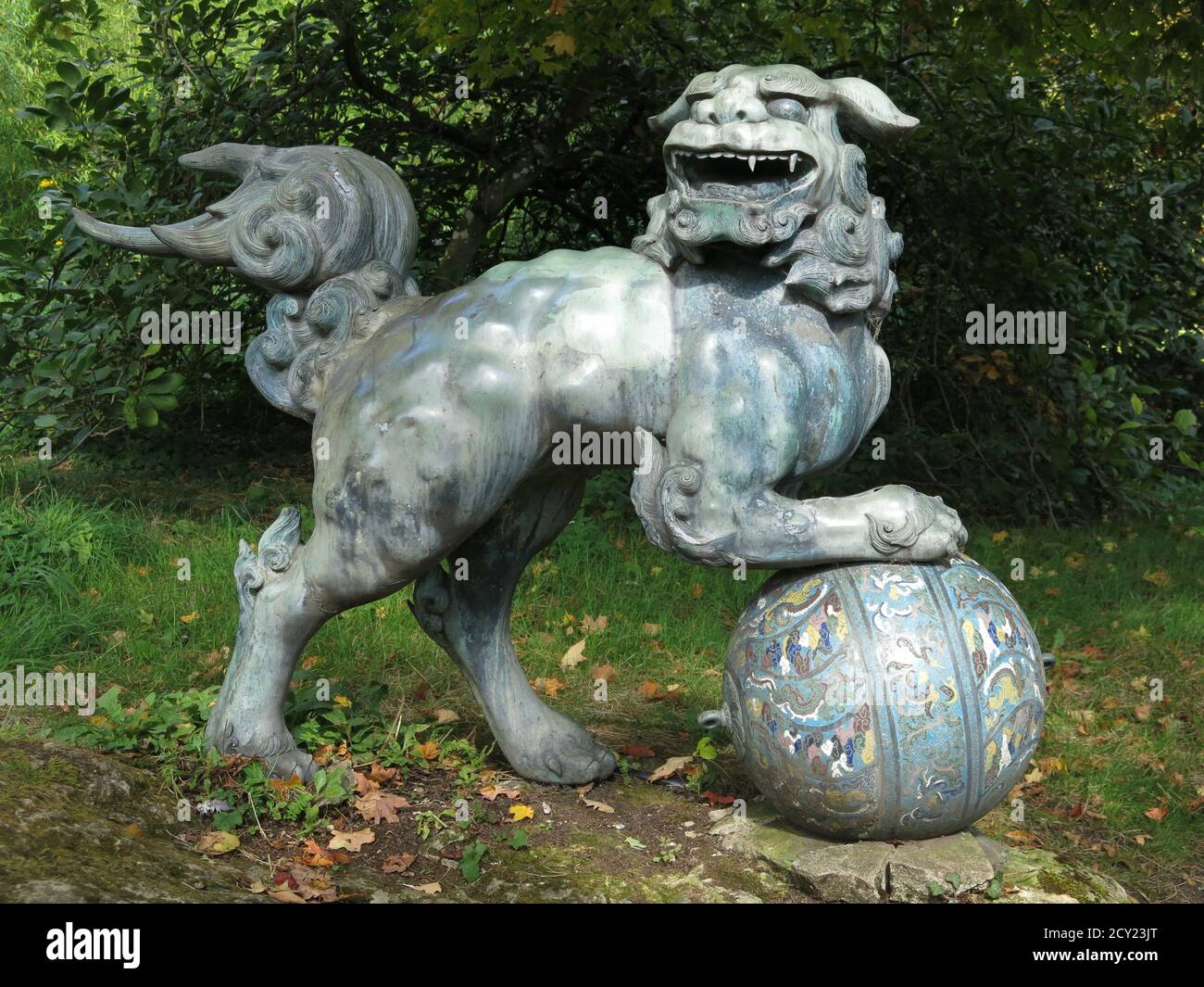 Une statue en bronze du célèbre chien Foo Beast avec ses pattes sur un ...