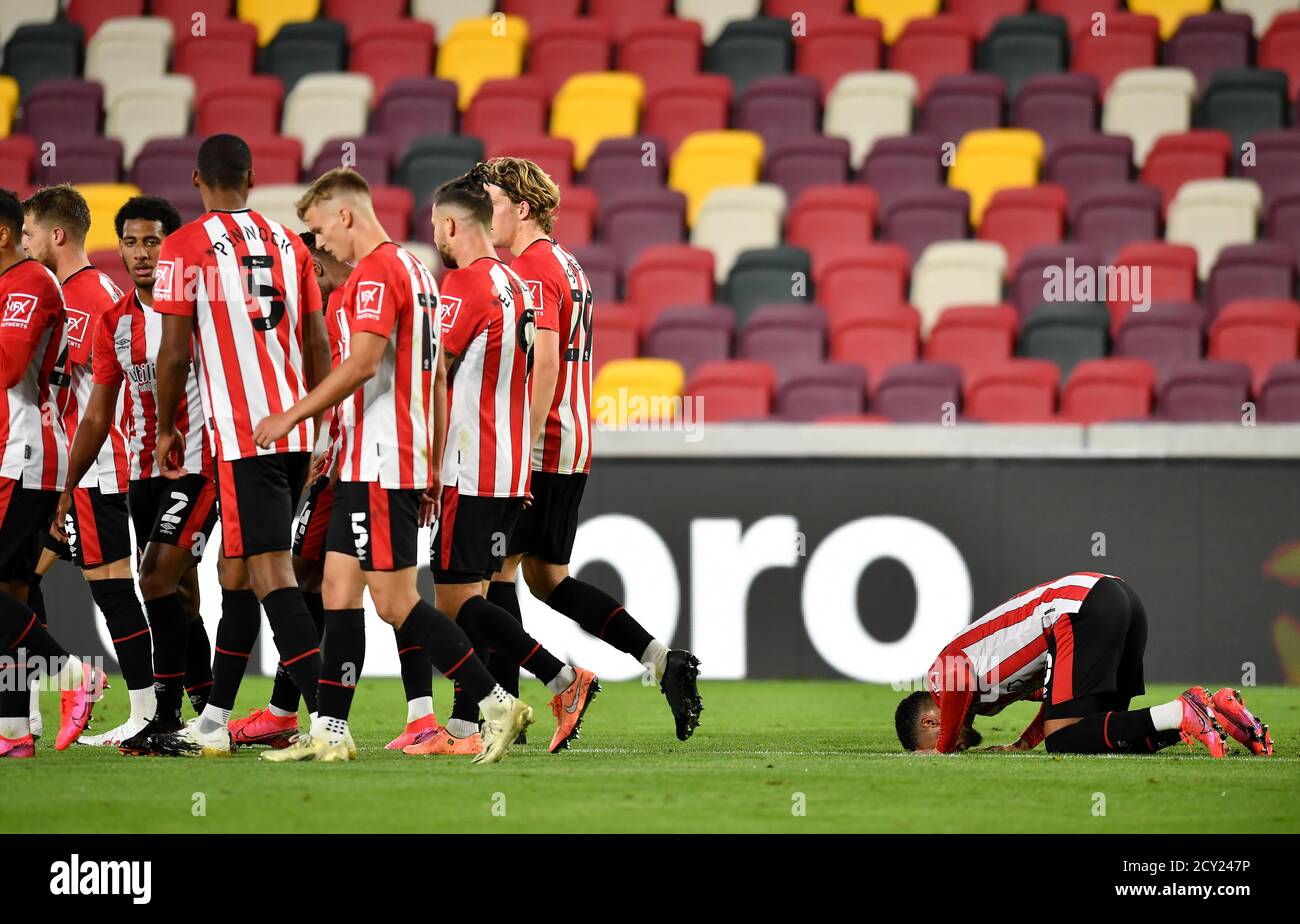 Brentford's Said Benrahma (à droite) célèbre en priant après avoir marquant le deuxième but de son équipe lors du match du quatrième tour de la Carabao Cup au Brentford Community Stadium, à Londres. Banque D'Images