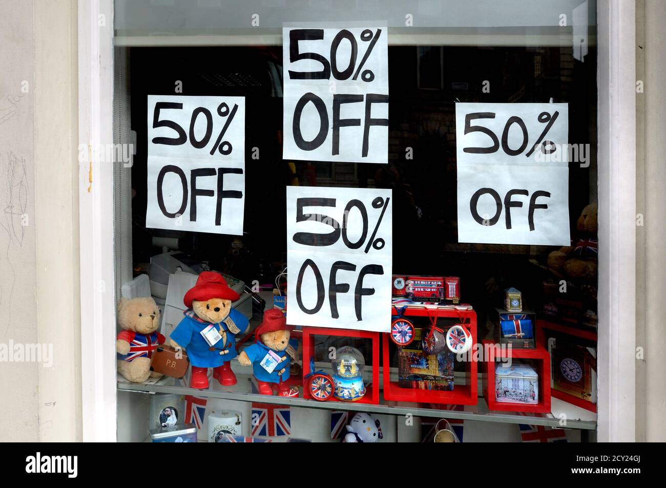 Londres, Angleterre, Royaume-Uni. 50 % de réduction sur une vente de souvenirs à Whitehall, Westminster, 2020 sept Banque D'Images